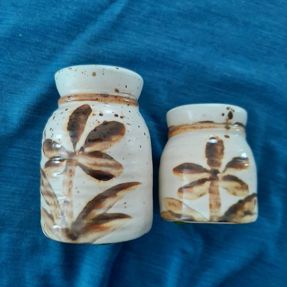 Vintage ceramic salt and pepper shakers (set of 2)